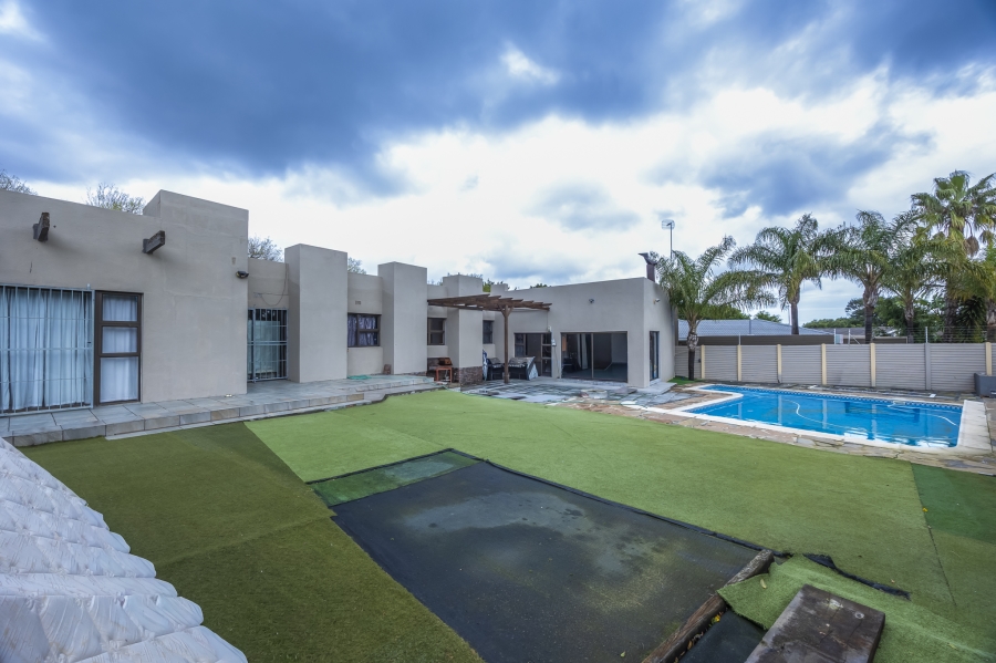 7 Bedroom Property for Sale in Plattekloof Western Cape